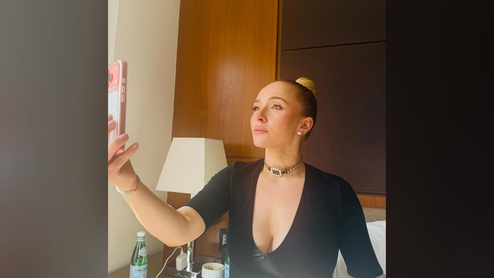 Hayden Panettiere ergue um copo, de blusa escura, em foto publicada por ela