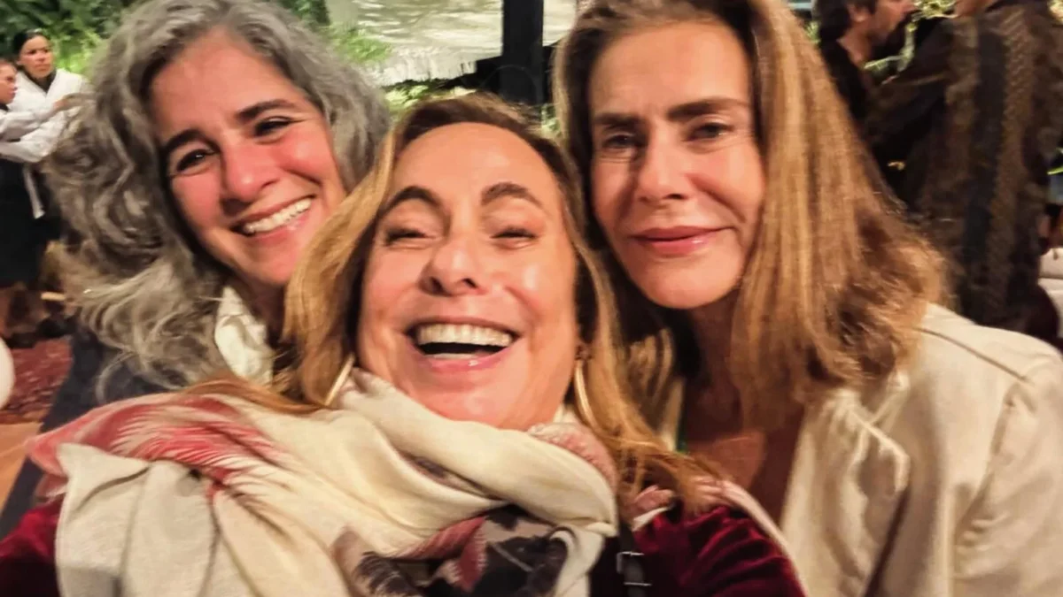 Lúcia (à esq.) com Cissa Guimarães e Maitê Proença na festa de 80 anos de Maria Bethânia, em junho de 2026. Reprodução/Instagram @lverissimo