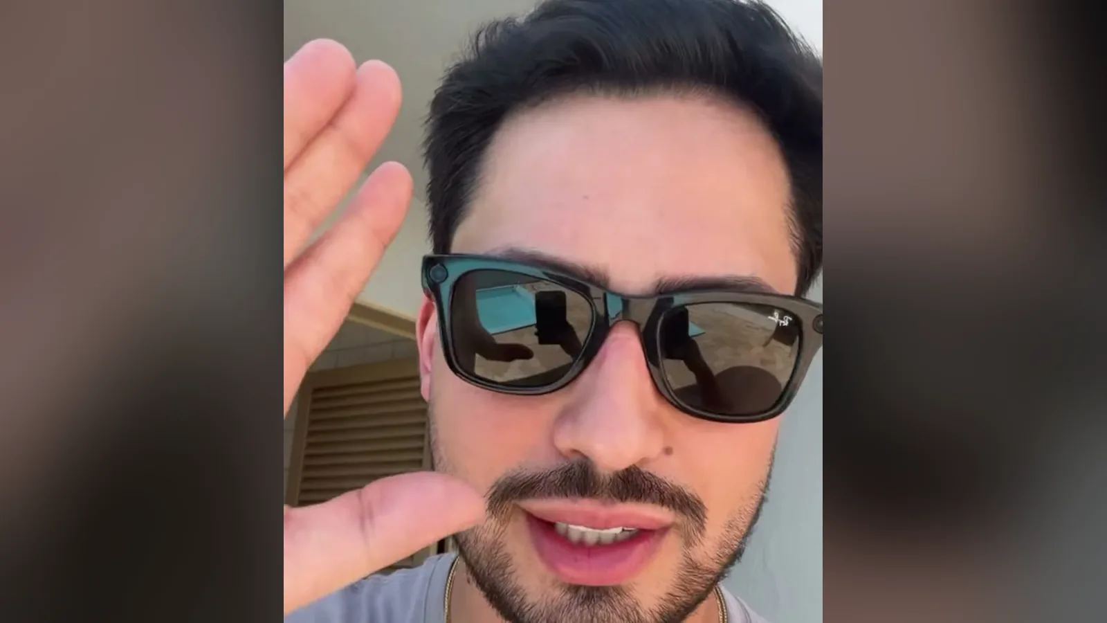 Matheus Vargas fala à câmera de óculos escuros e camiseta cinza, ao contar sobre o acidente nos Stories
