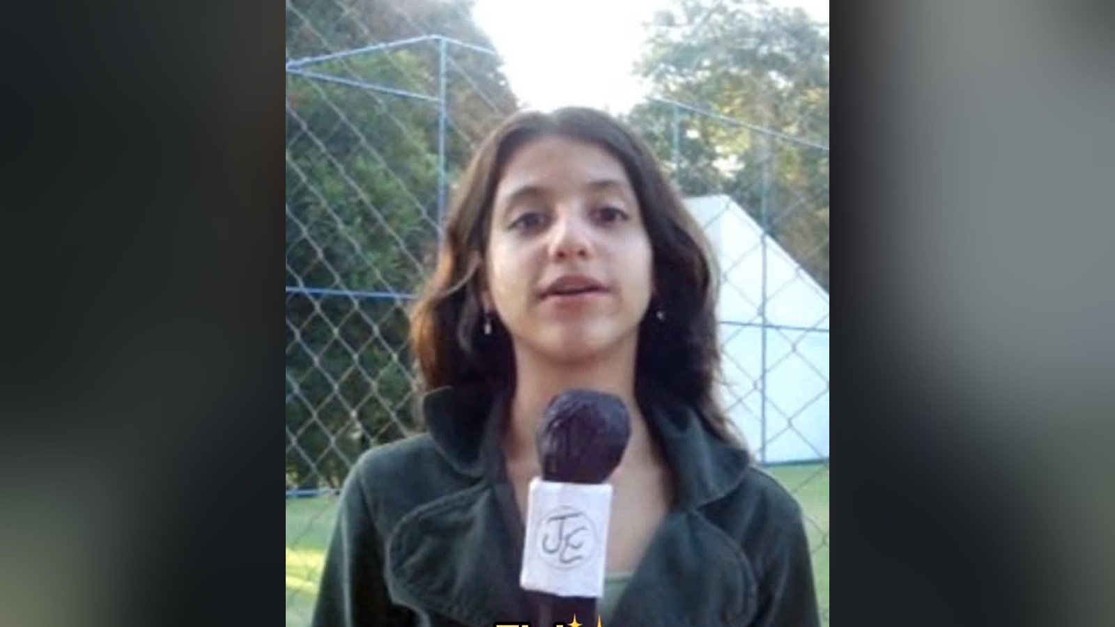 Victoria Leite ainda no comeco da carreira, de jaqueta verde e microfone na mao, em reportagem de rua