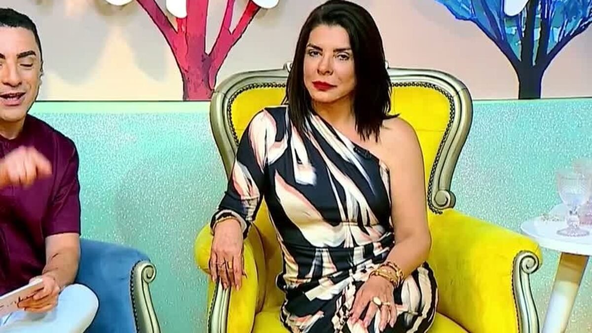 Mara Maravilha sentada na poltrona do cenário do Programa da Maravilha, na Rede Gospel