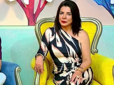 Mara Maravilha sentada na poltrona do cenário do Programa da Maravilha, na Rede Gospel