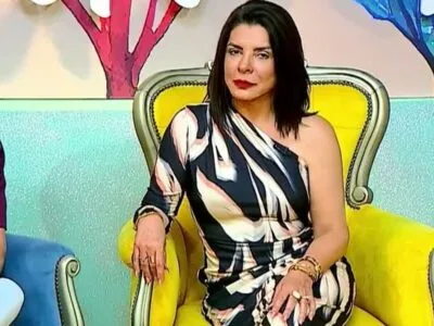 Mara Maravilha sentada na poltrona do cenário do Programa da Maravilha, na Rede Gospel