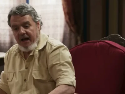 Cássio Gabus Mendes, de barba grisalha e camisa cor de creme, como o coronel Casemiro em A Nobreza do Amor
