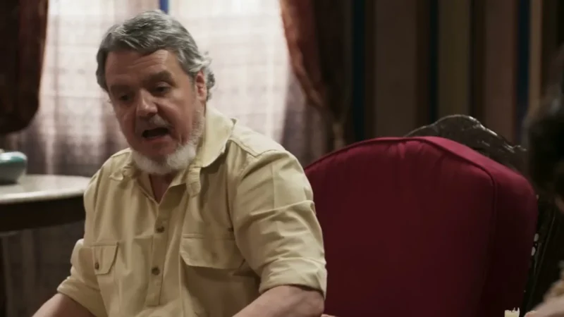 Cássio Gabus Mendes, de barba grisalha e camisa cor de creme, como o coronel Casemiro em A Nobreza do Amor