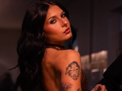 Ana Castela contando nas redes que não conseguiu entrar em casa