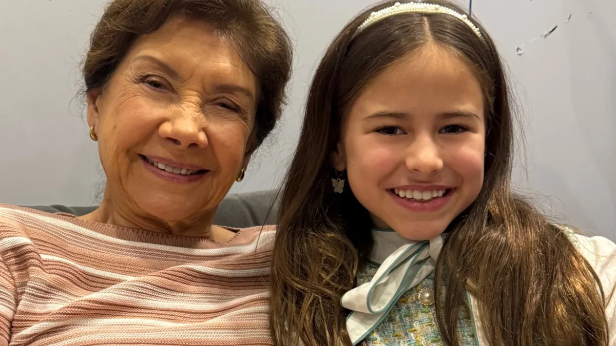 Ana Rosa e a atriz mirim Mel Summers sorriem lado a lado nos bastidores dos Estúdios Globo