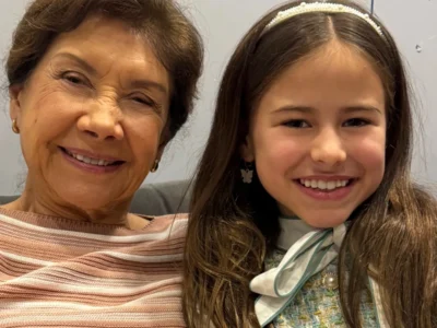 Ana Rosa e a atriz mirim Mel Summers sorriem lado a lado nos bastidores dos Estúdios Globo