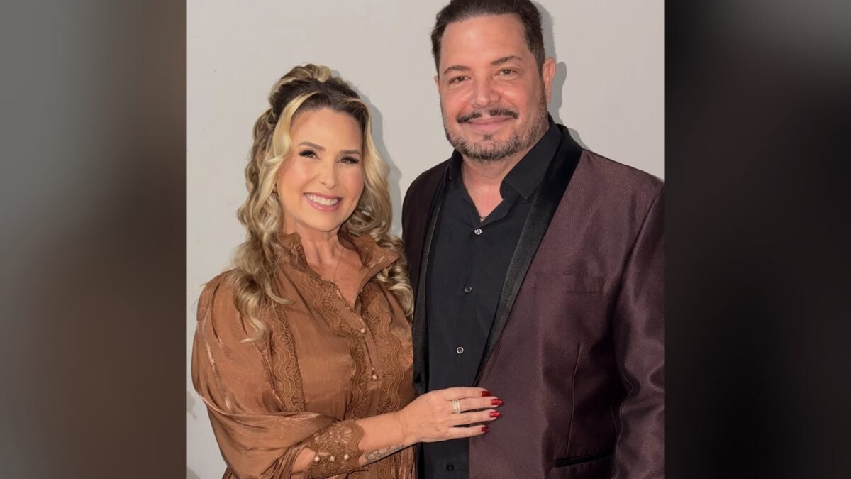 Andrea Sorvetao de blusa clara ao lado do marido, o cantor Conrado, de terno escuro