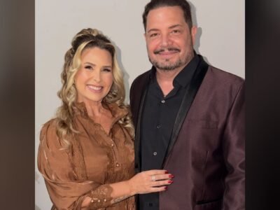 Andrea Sorvetao de blusa clara ao lado do marido, o cantor Conrado, de terno escuro