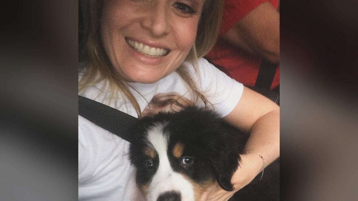 Angélica com Obama ainda filhote, em foto do álbum de despedida. Reprodução/Instagram @angelicaksy