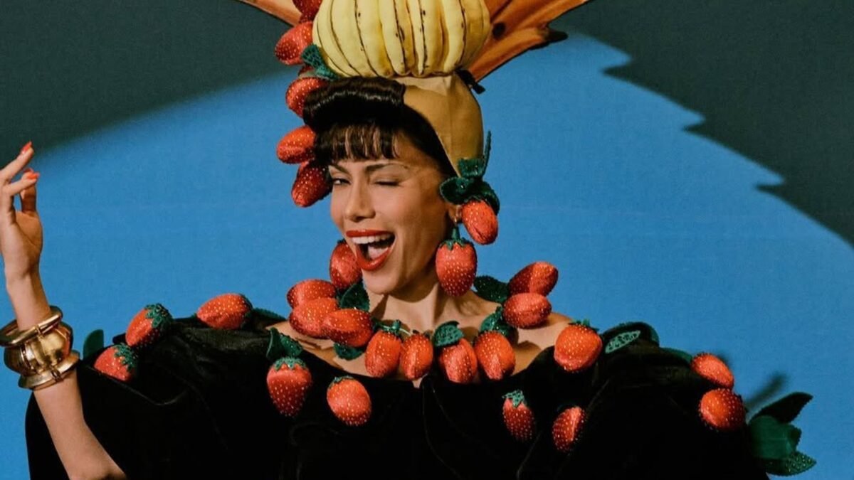 Anitta com turbante de frutas e colar de morangos, em figurino da turnê EQUILIBRIVM