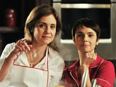 Adriana Esteves, como Carminha, e Débora Falabella, como Nina, lado a lado na cozinha em cena de Avenida Brasil
