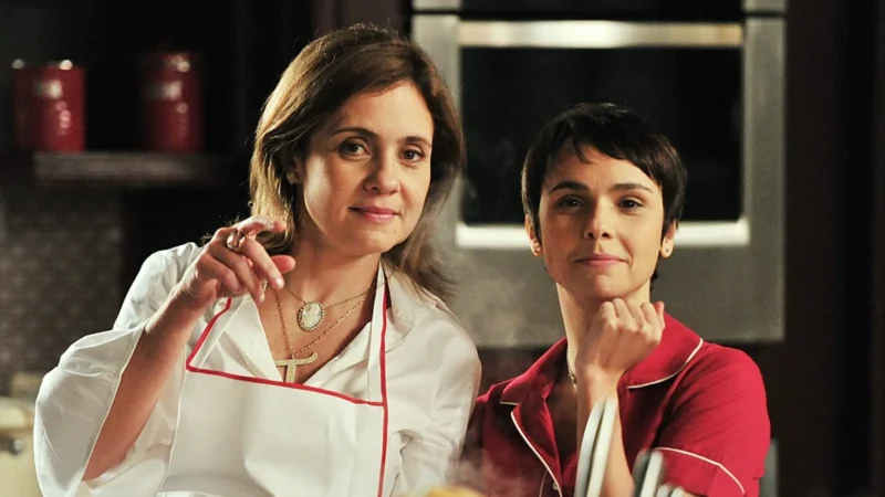 Adriana Esteves, como Carminha, e Débora Falabella, como Nina, lado a lado na cozinha em cena de Avenida Brasil