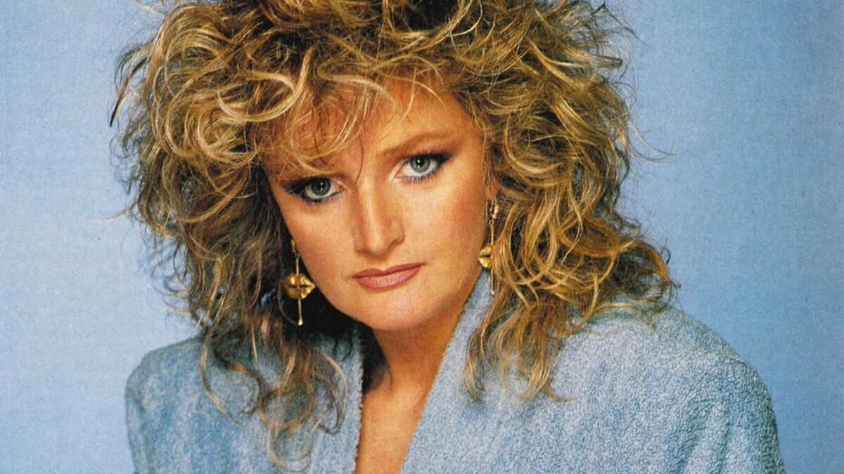 Retrato de Bonnie Tyler feito por Simon Fowler para a revista Tracks, em 1986. Reprodução/Instagram @bonnietylerofficial