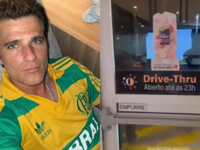 Bruno Gagliasso de camisa da seleção brasileira ao lado da porta de um McDonald's com placa de Drive-Thru aberto até as 23h