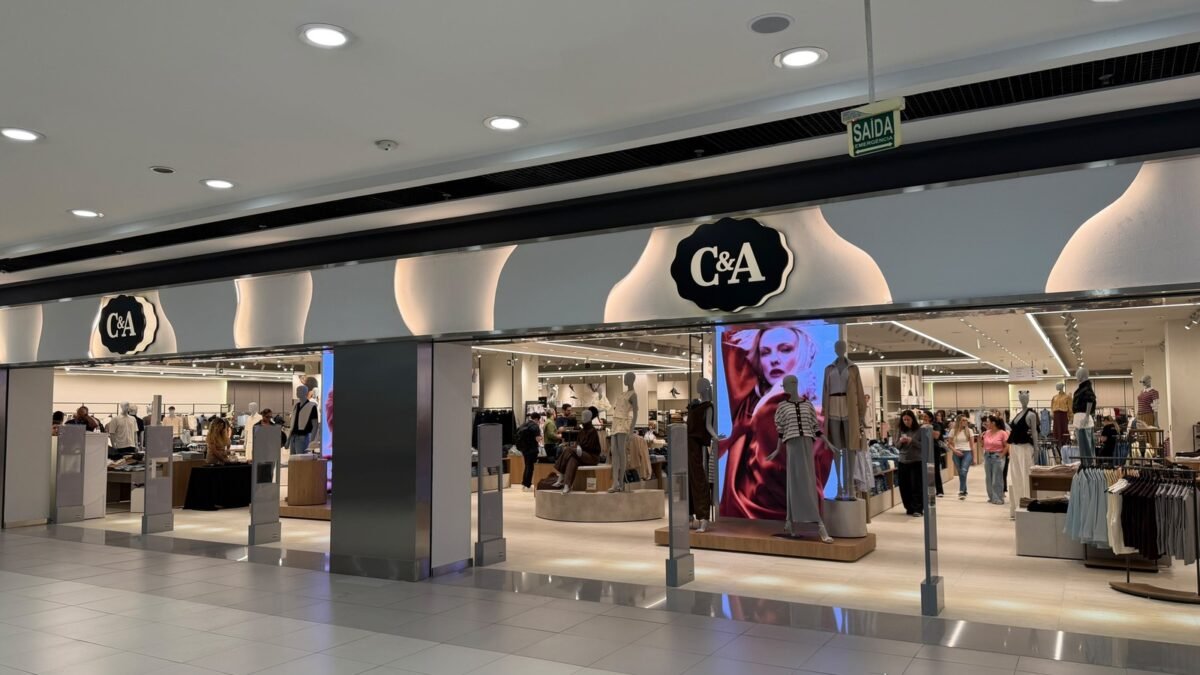 Fachada da loja C&A no piso 1 do Butanta Shopping, com clientes circulando