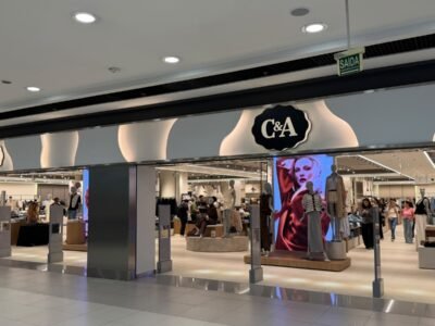Fachada da loja C&A no piso 1 do Butanta Shopping, com clientes circulando