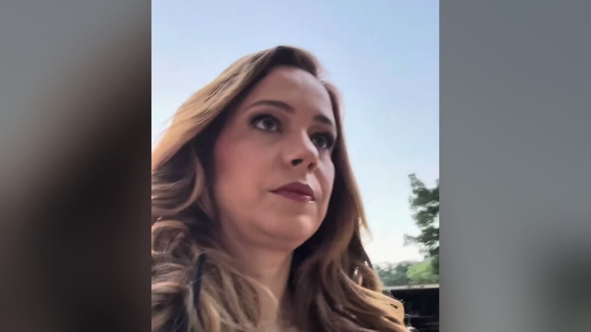 Leandra Leal ao ar livre, cabelo solto, olhando para o lado no ultimo dia de gravacao da novela