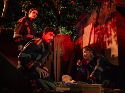Tres socorristas de uniforme do SMU agachados num resgate noturno, em cena da serie Emergencia 53