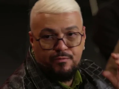 Belo, de cabelo platinado e óculos, aponta durante a seletiva de pagode do Estrelas da Casa