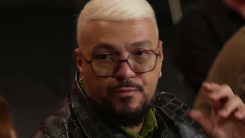Belo, de cabelo platinado e óculos, aponta durante a seletiva de pagode do Estrelas da Casa