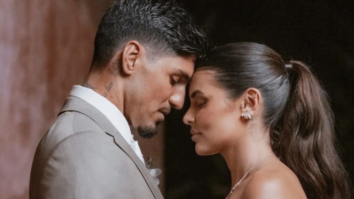 Gabriel Medina e Isabella Arantes encostam as testas no dia do casamento