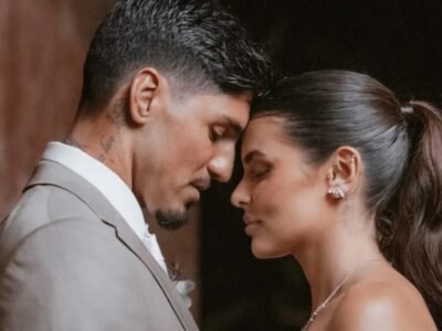 Gabriel Medina e Isabella Arantes encostam as testas no dia do casamento