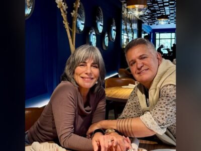 Glória Pires e Orlando Morais de mãos dadas e sorrindo, sentados à mesa de um restaurante