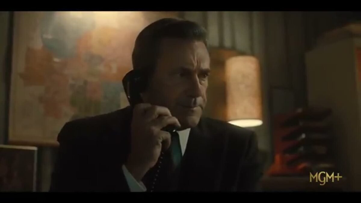 Jon Hamm em cena de American Hostage