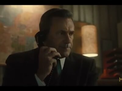 Jon Hamm em cena de American Hostage