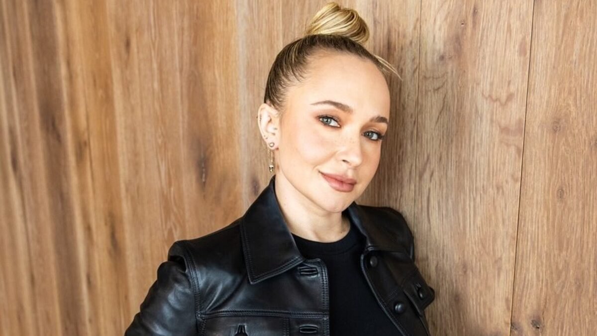 Hayden Panettiere em foto publicada no perfil dela durante a divulgação do livro "This Is Me: A Reckoning". Reprodução/Instagram @haydenpanettiere