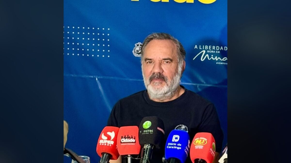 Humberto Martins fala diante de um bloco de microfones de rádio e TV em entrevista coletiva