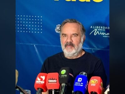 Humberto Martins fala diante de um bloco de microfones de rádio e TV em entrevista coletiva