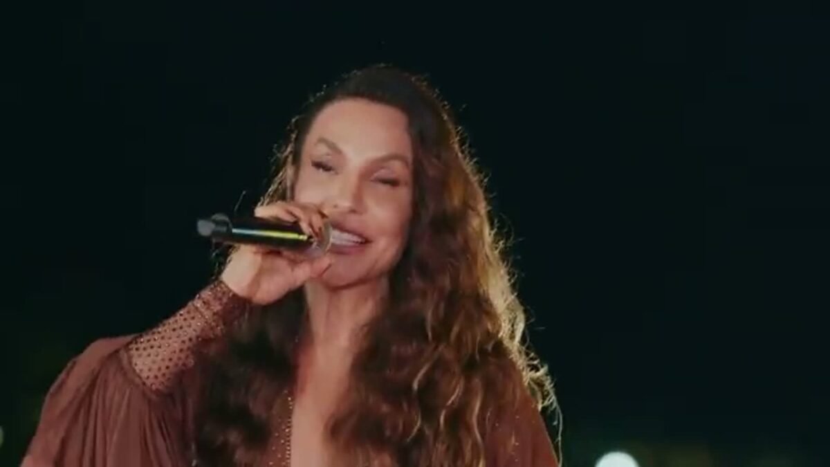 Ivete Sangalo canta no clipe oficial de Clareou, microfone na mão