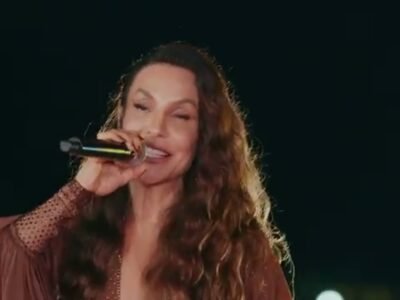 Ivete Sangalo canta no clipe oficial de Clareou, microfone na mão