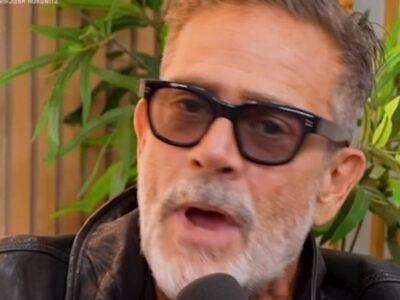 Jeffrey Dean Morgan em entrevista, de óculos e jaqueta de couro