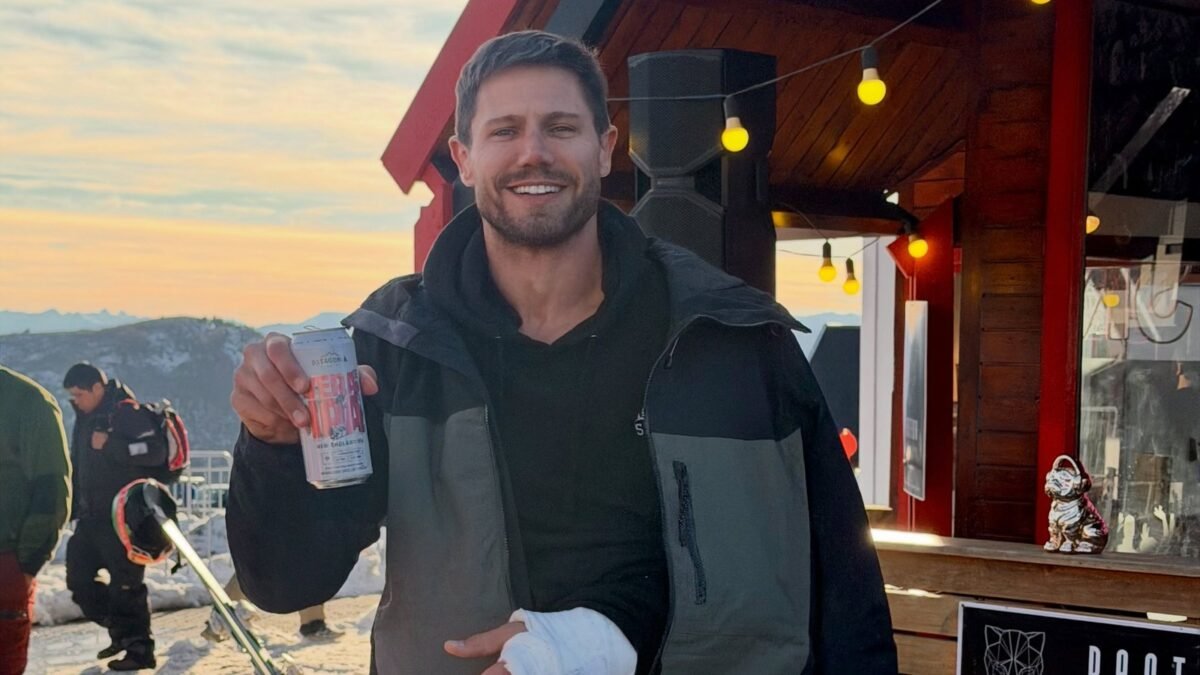 Jonas Sulzbach com o braço imobilizado, em Cerro Chapelco. Reprodução/Instagram @jonassulzbach