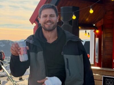 Jonas Sulzbach sorrindo com o braco esquerdo imobilizado, em Cerro Chapelco