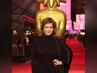 Leandra Leal de vestido preto no tapete vermelho do Festival de Gramado, mao na cintura