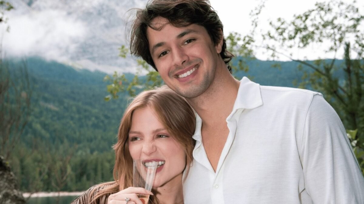 Luisa Sonza e Luis Ribeirinho sorrindo abracados a beira do lago Eibsee, na Alemanha