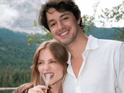 Luisa Sonza e Luis Ribeirinho sorrindo abracados a beira do lago Eibsee, na Alemanha