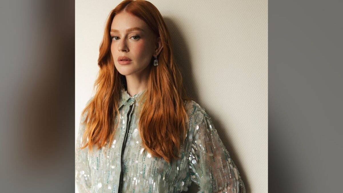 Marina Ruy Barbosa em close, cabelo ruivo solto, blusa de paetês clara