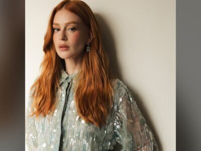 Marina Ruy Barbosa em close, cabelo ruivo solto, blusa de paetês clara