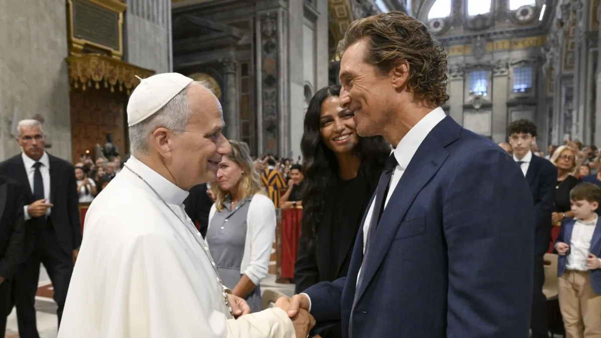 Papa Leão XIV, de branco, aperta a mão de Matthew McConaughey dentro da Basílica de São Pedro, com Camila Alves sorrindo ao lado