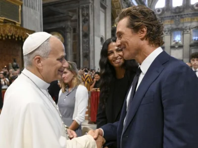 Papa Leão XIV, de branco, aperta a mão de Matthew McConaughey dentro da Basílica de São Pedro, com Camila Alves sorrindo ao lado