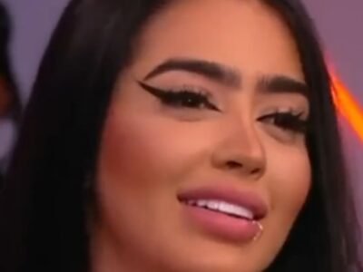 MC Mirella em close, de delineado preto marcado e cabelo liso escuro