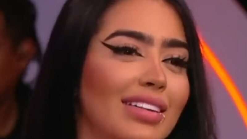 MC Mirella em close, de delineado preto marcado e cabelo liso escuro