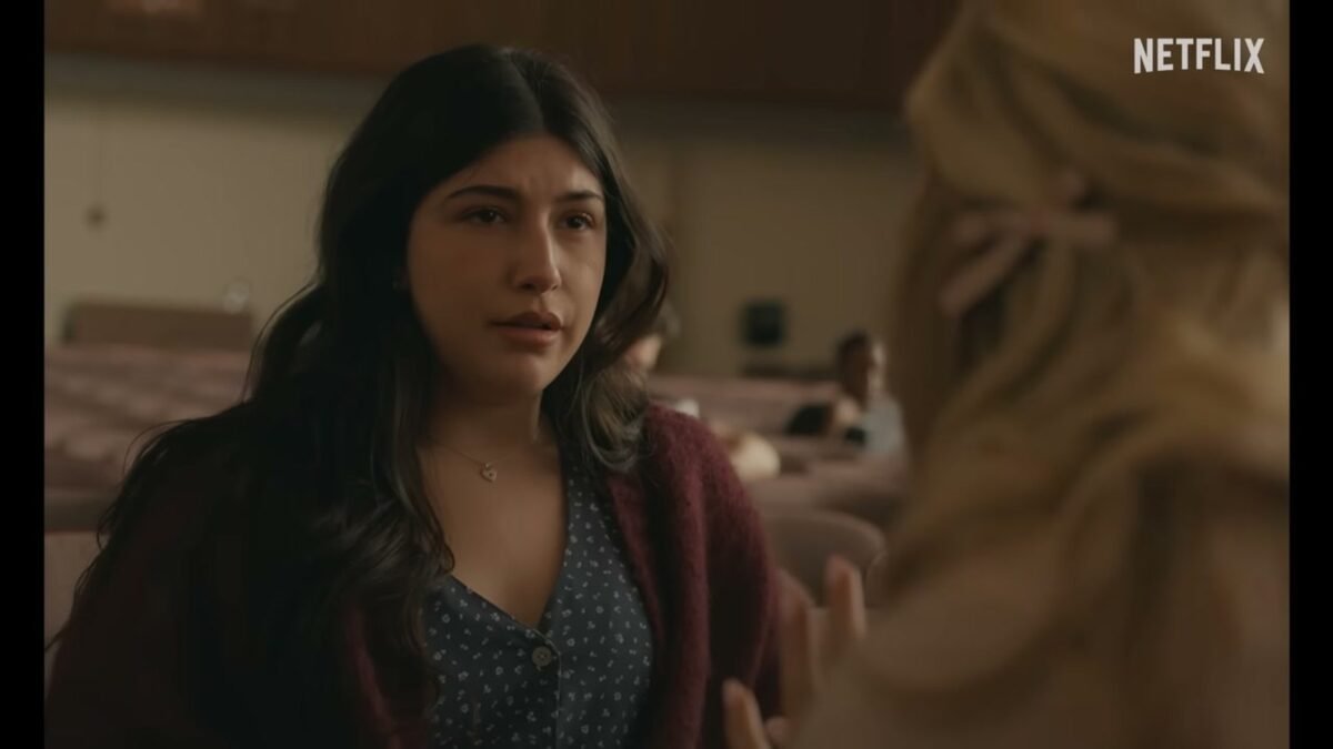Sunny Sandler como Sophie Birenbaum, de casaco vinho, em cena do filme Não Deseje Boa Sorte