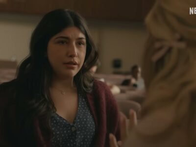 Sunny Sandler como Sophie Birenbaum, de casaco vinho, em cena do filme Não Deseje Boa Sorte